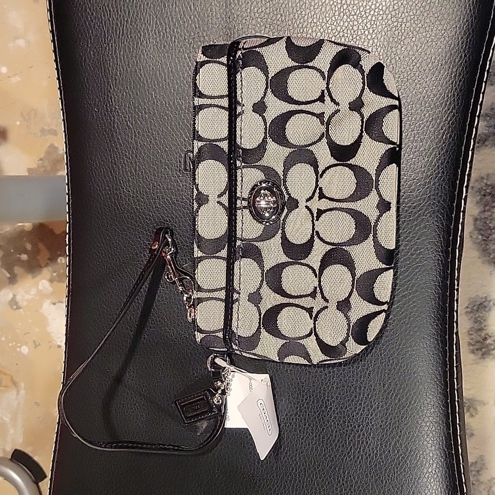 ❤️BNWT Coach wristlet